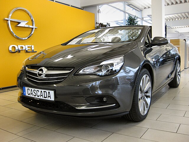 Opel Cascada Cabrio parked in a saloon, showcasing its elegant design and convertible top down, highlighting its sleek lines and premium finish