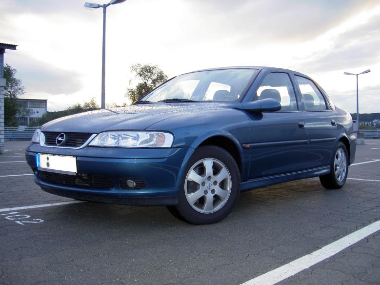 Opel Vectra B (1995-2002) sedan, showcasing a sleek design with a focus on practicality and performance.