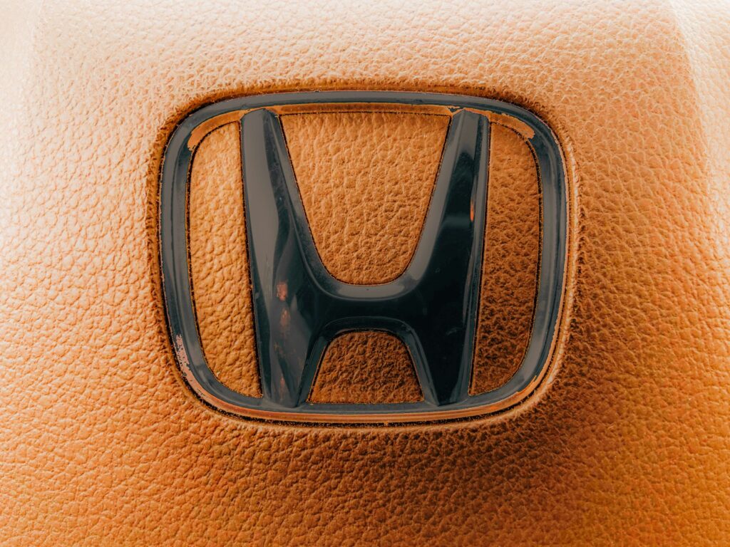 Honda logo on the steering wheel of the CR-V FCEV 2024 interior